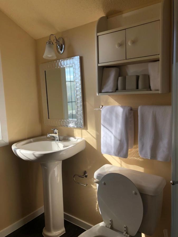 Guest house Jason House - Immaculate In A Quiet Seaside Neighbourhood Near Uvic *